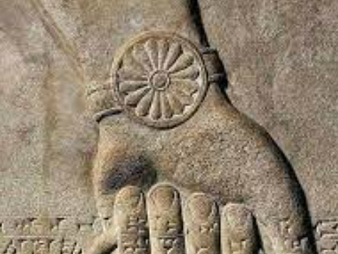 الوردة السومرية التي تظهر منقوشة على معاصم ملوك الحضارة الرافدينية القديمة ومعناها و رمزيتها 