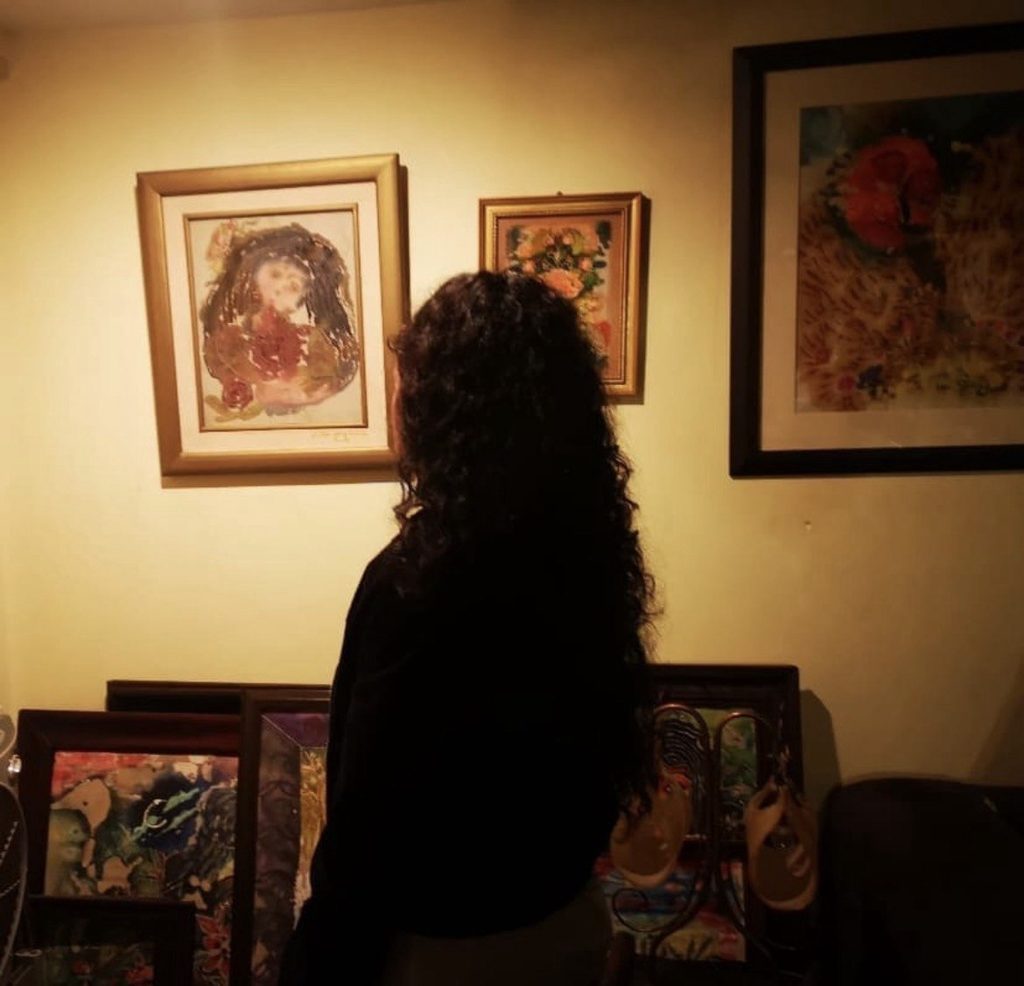 من اعمال الفنانة التشكيلية المصرية هنادي رضوان و تظهر في الصورة سما حسين 